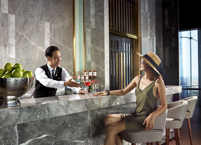 Du khách được tặng cocktail khi chọn gói phòng Luxury Staycation