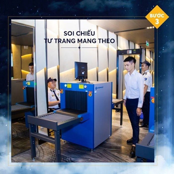 Soi chiếu tư trang mang theo trước khi lên Landmark 81 Skyview.