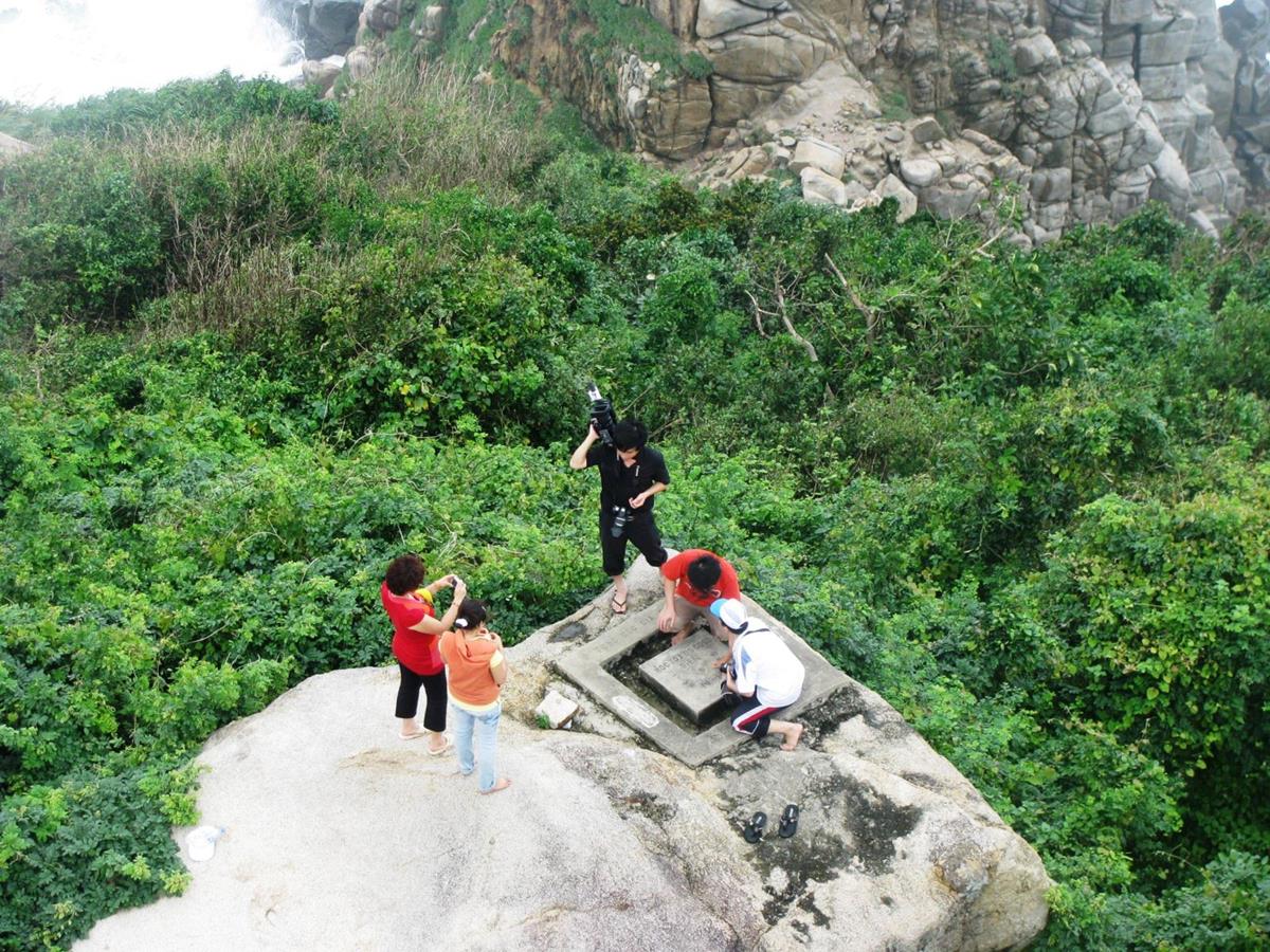 Mũi Điện (Phú Yên) với đường đi dễ hơn là một trong những điểm đón ánh bình minh trên đất liền.