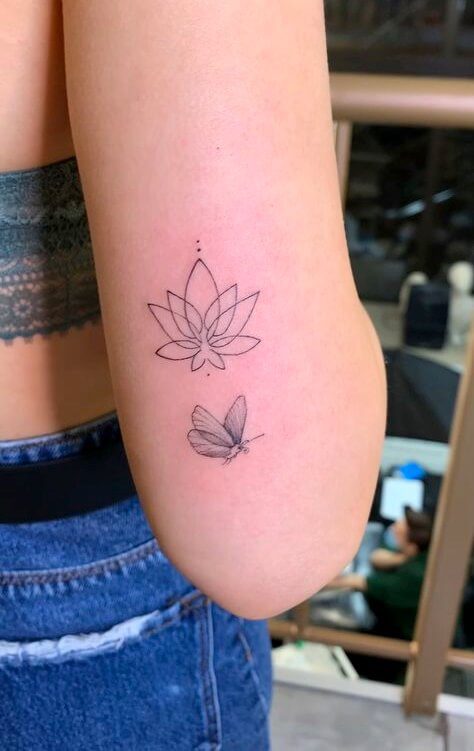 Hình xăm mini ở bắp tay cho nữ: hoa sen cùng bướm