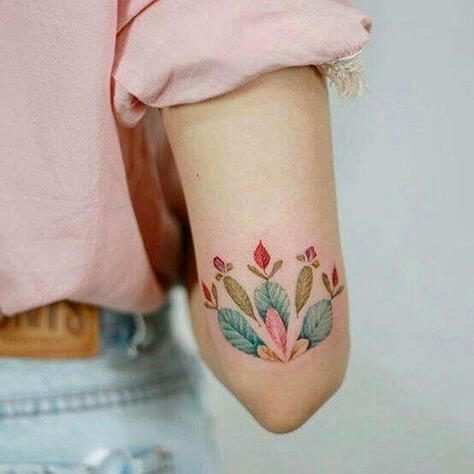 Hình xăm mini ở bắp tay cho nữ với ký tự hoa, toả sáng