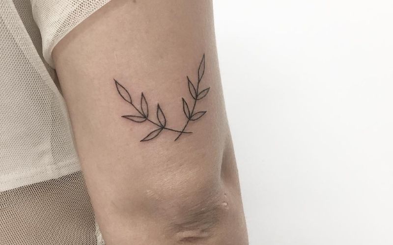 Hình xăm mini nhánh lá đơn giản mang ý nghĩa sự tinh khôi, mỏng manh của cô gái trẻ