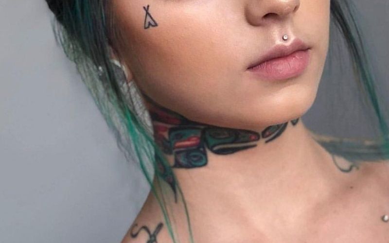 Hình xăm họa tiết trên mặt độc đáo với ý nghĩa mang lại vẻ đẹp mạnh mẽ và nữ quyền