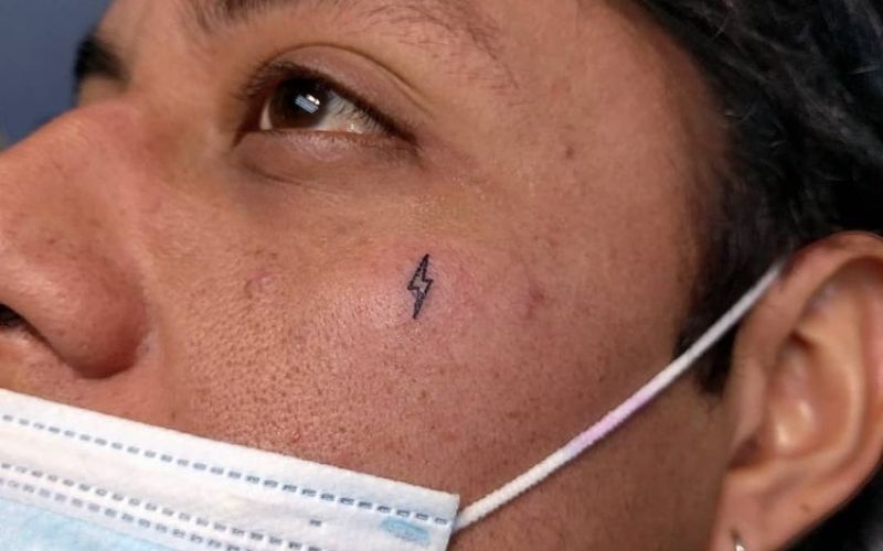 Hình xăm tia chớp trên mặt với ý nghĩa mang lại năng lượng mang tính đột phá của con người