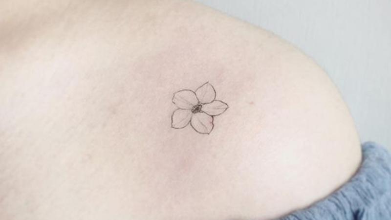 Hình xăm cánh hoa mong manh mini đẹp