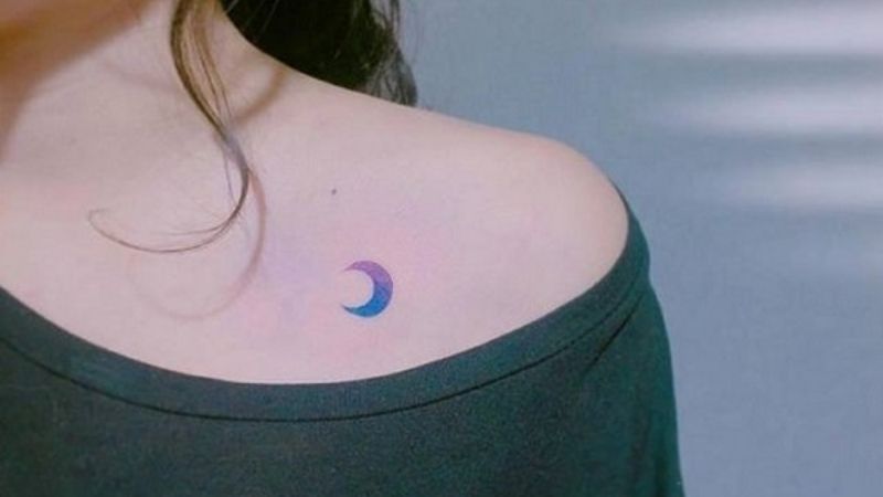 Hình xăm mặt trăng mini là biểu tượng cho sự chung thủy, huyền bí và lời hứa lứa đôi
