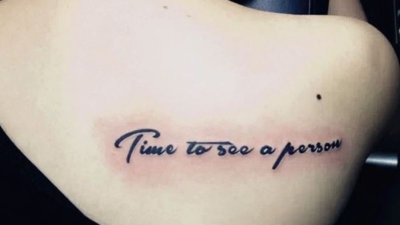 Hình xăm ‘Time to see a person" với ý nghĩa Thời gian sẽ giúp bạn nhìn rõ một người