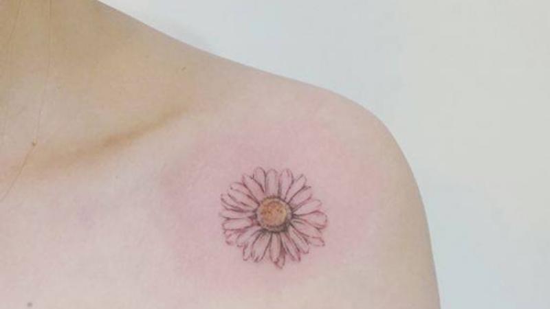 Hình xăm 1 bông hoa hướng dương mini ở vai nữ