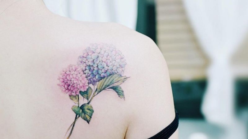 Hình xăm hoa cẩm tú cầu tượng trưng cho lòng chung thủy trong tình yêu, mãi mãi hướng về người yêu