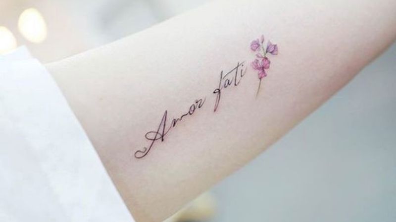 Hình xăm chữ Amor Fati với ý nghĩa "Hãy yêu lấy định mệnh đời mình"
