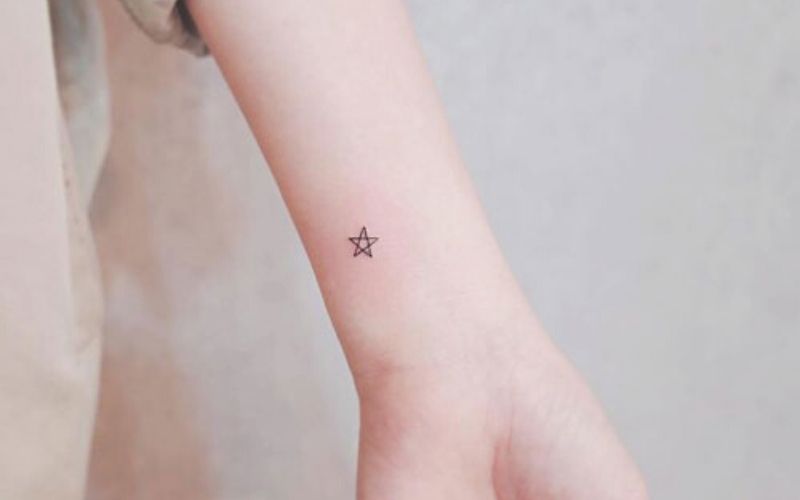 Hình xăm ngôi sao mini ở tay thể hiện vẻ đẹp trong sáng, rực rỡ của người con gái
