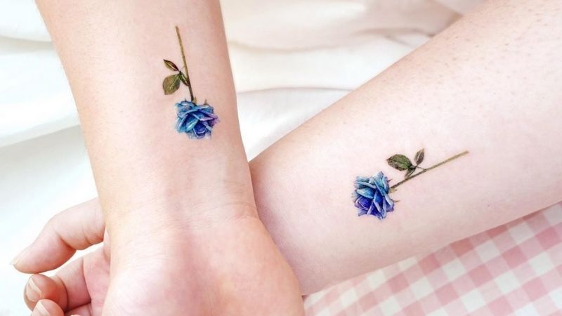 Hình xăm hoa hồng xanh mini với ý nghĩa mang lại một tình yêu bất diệt, vĩnh cữu của người con gái