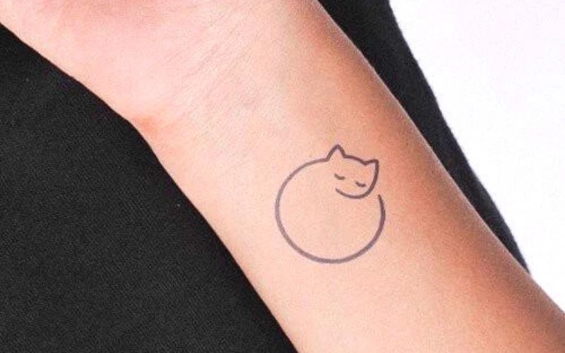 Hình xăm chú mèo độc đáo thể hiện người con gái thông minh, thanh lịch