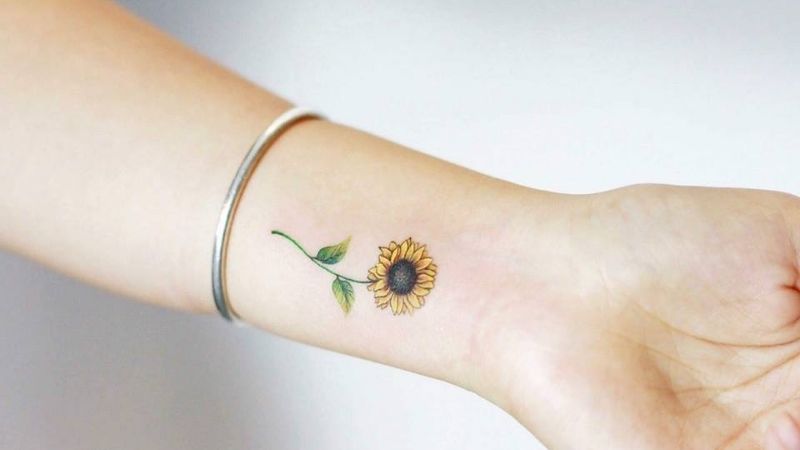 Hình xăm hoa hướng dương mini với ý nghĩa mang lại sự may mắn, hạnh phúc và sự chung thủy