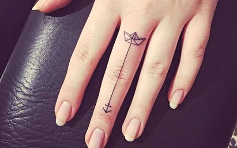 Hình xăm thuyền giấy và mỏ neo với ý nghĩa mang lại một người con gái mộng mơ