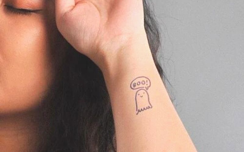 Hình xăm chú ma dễ thương là biểu tượng của cô gái lạc quan, tràn đầy năng lượng