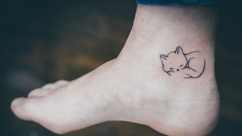 Hình xăm ‘Hoàng thượng’ say giấc ở chân nữ dễ thương