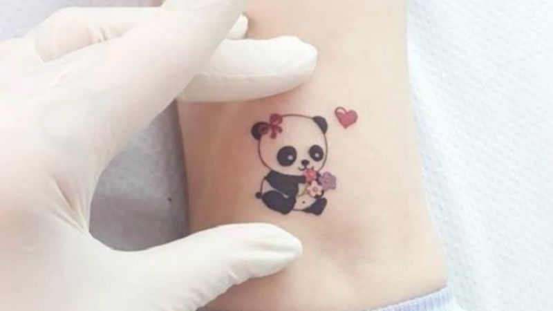 Hình xăm gấu trúc ở cổ chân nữ đáng yêu