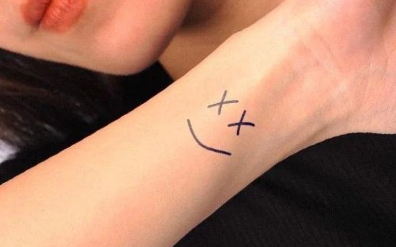 Hình xăm mặt cười mini độc đáo thể hiện cho người con gái cá tính, mạnh mẽ