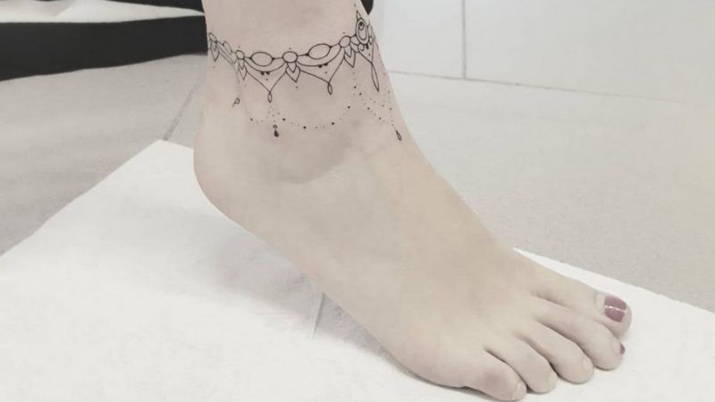Hình xăm vòng tròn ở cổ chân nữ mang ý nghĩa thời gian vì không có điểm bắt đầu hay kết thúc