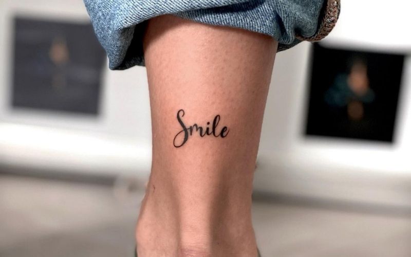 Hình xăm Smile ở chân nữ là lời nhắc nhở bản thân luôn phải mỉm cười trước mọi thử thách