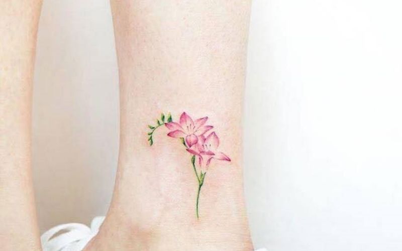 Hình xăm hồng mini ở chân nữ là đại diện cho đức hạnh và vẻ đẹp thanh cao của người phụ nữ