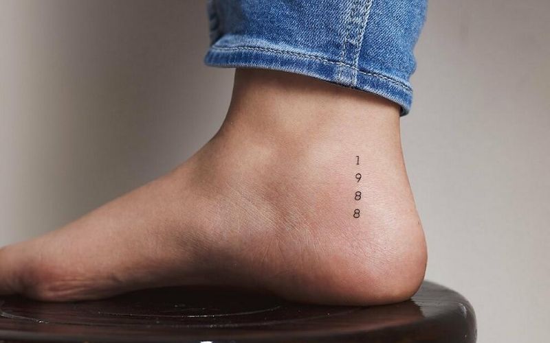Hình xăm số năm ở chân mang lại ý nghĩa 1 thời điểm quan trọng trong cuộc đời bạn