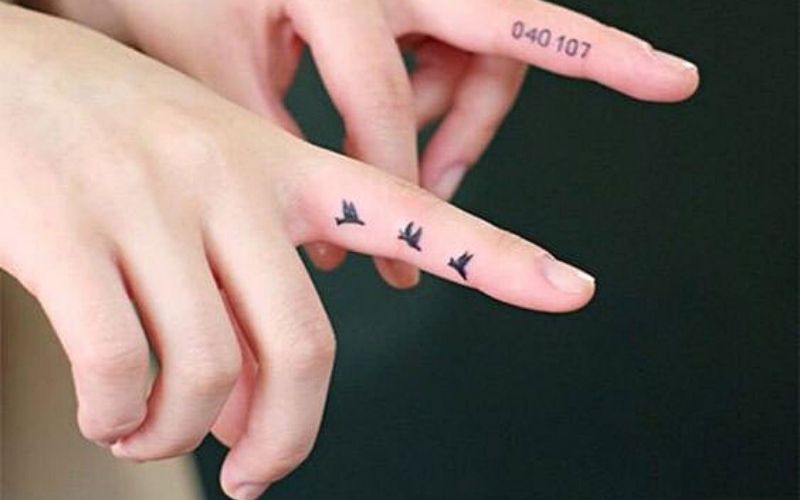 Hình xăm chim én mini ở ngon tay với ý nghĩa mang lại niềm vui và hy vọng