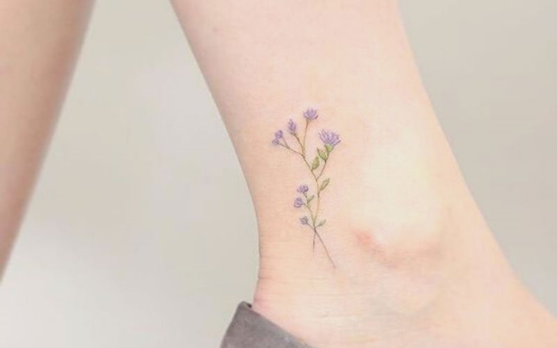 Hình xăm nhành hoa tím mini với ý nghĩa mang lại vẻ đẹp mộc mạc, chân chất của người con gái trẻ