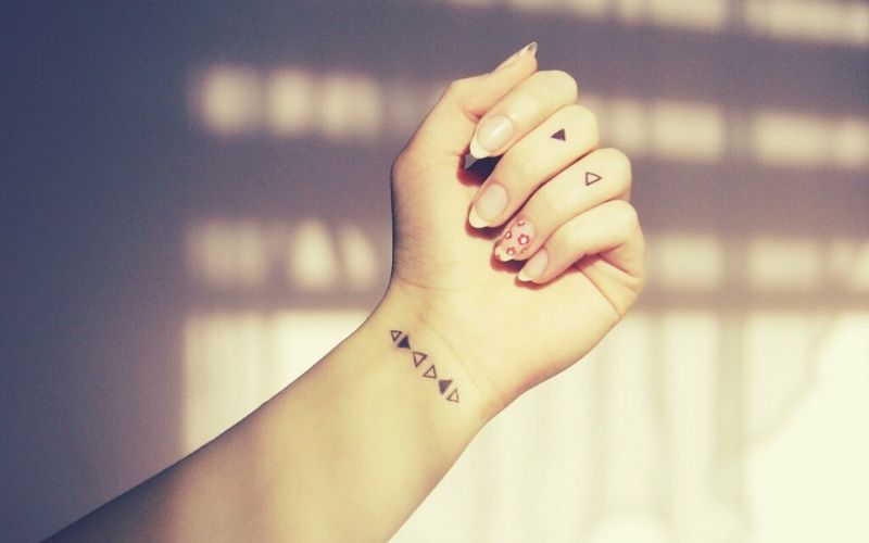 Hình xăm tam giác trắng đen mini với ý nghĩa mang lại sự dung hòa giữa tâm trí và tinh thần