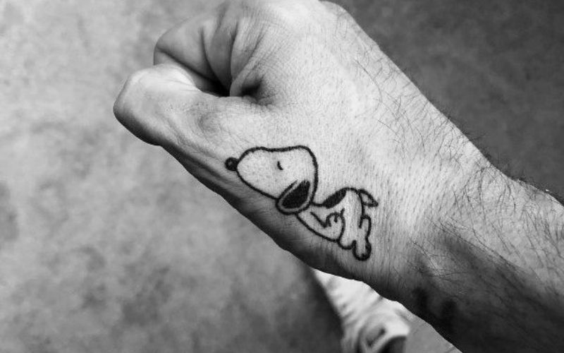 Hình xăm chú chó Snoopy ở tay nam giới mang ý nghĩa giàu trí tưởng tượng cho những ai thích sự dễ thương