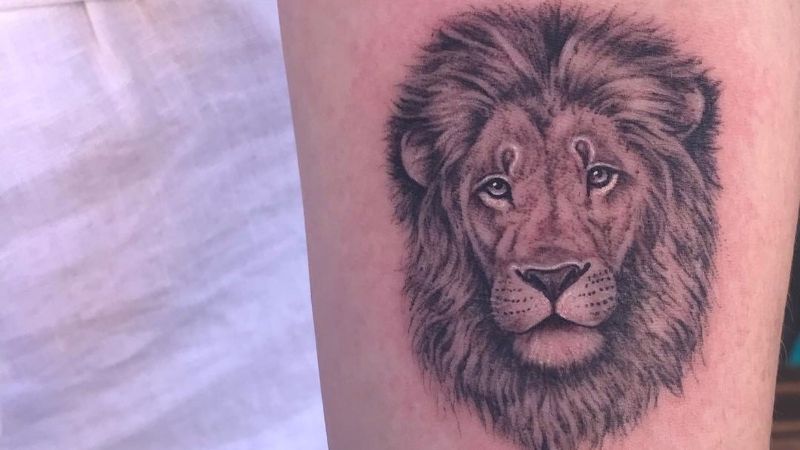 Hình xăm sư tử ở khuỷu tay có ý nghĩa hùng vĩ và mạnh mẽ