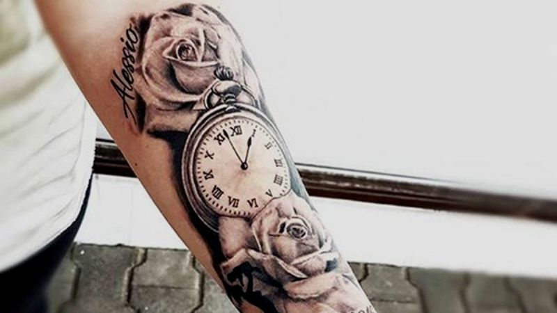 Hình xăm đồng hồ nằm ở nữa cánh tay, khi kết hợp với hoa hồng mang ý nghĩa tình yêu vĩnh cửu