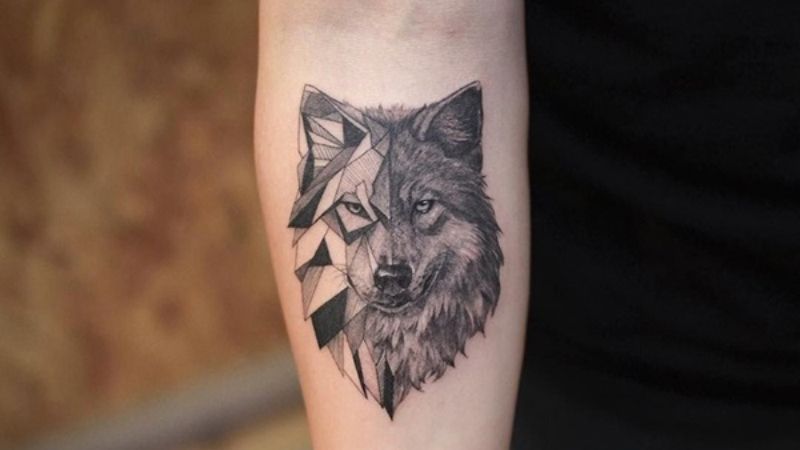 Hình xăm chó sói ở cánh tay mang lại ý nghĩa kiên trì, sức mạnh và lòng trung thành