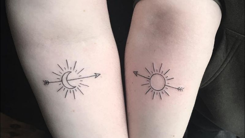 Hình xăm mặt trời ở cánh tay của nữ thường mang lại ý nghĩa may mắn, trí tuệ và lòng can đảm