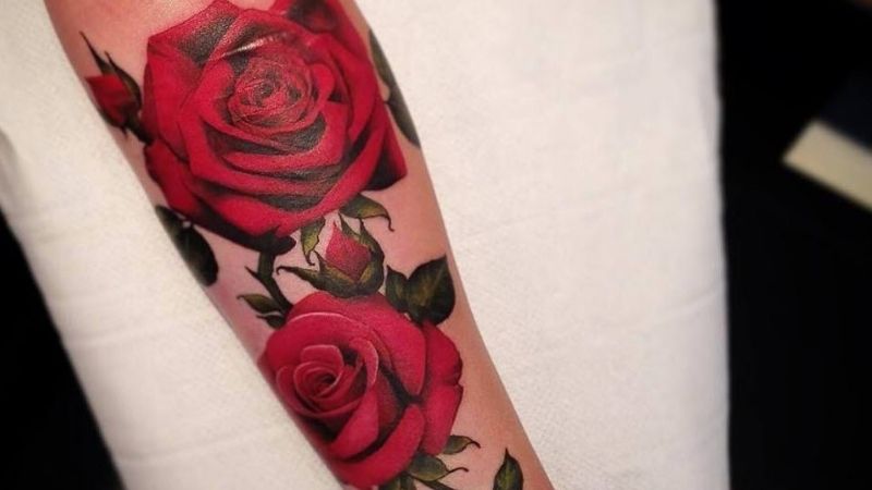 Hình xăm hoa hồng đỏ ở lòng bàn tay nữ thể hiện sự quyến rũ, thu hút.
