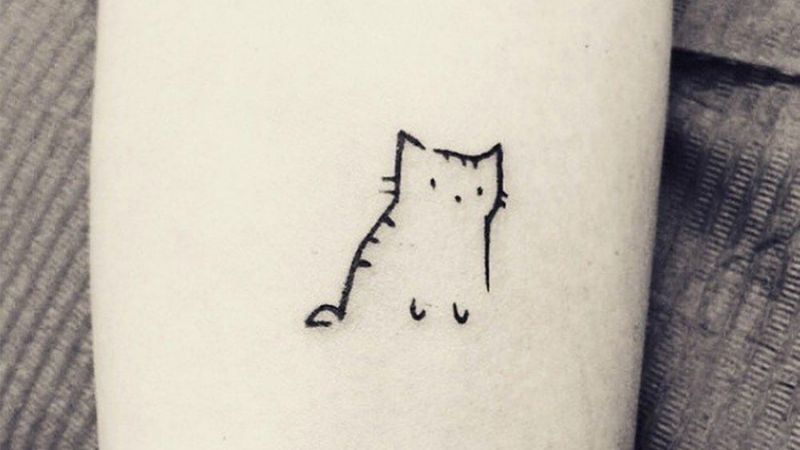 Hình xăm chú mèo nhỏ dễ thương ở trên tay của nữ là đại diện tình yêu dành cho mèo