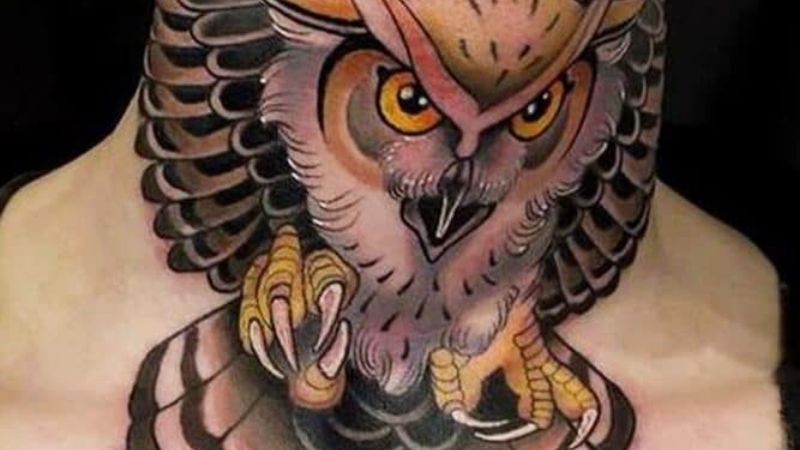 Hình xăm cú mèo màu vàng ở cổ nam chất trông rất lôi cuốn