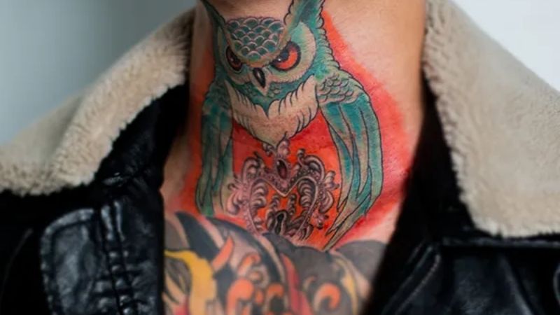 Hình xăm cú mèo ở cổ chất, trông thật sặc sỡ khi được tô điểm thêm màu