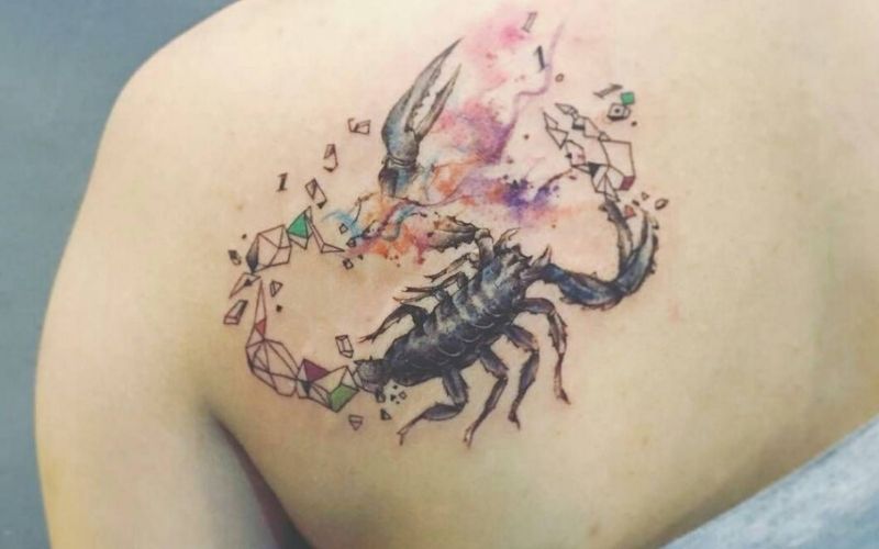 Hình xăm bọ cạp và dải khói nhiều màu dại diện cuộc sống chứa đựng nhiều điều mới mẻ
