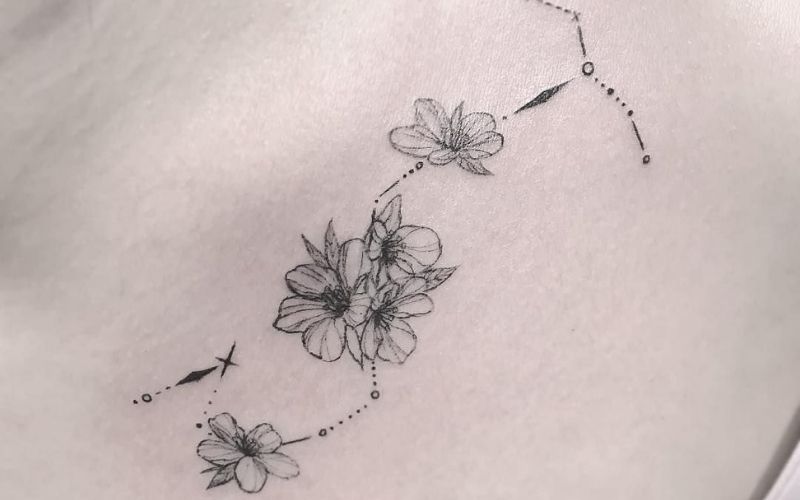 Hình xăm chòm sao cùng những bông hoa nét mảnh