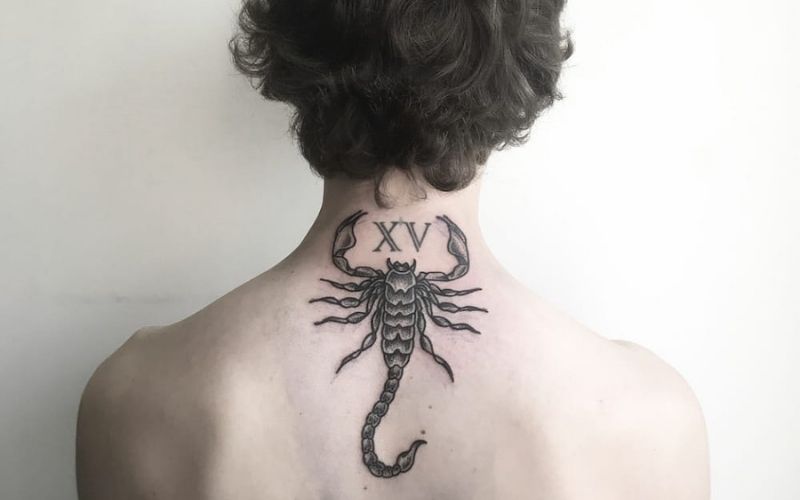 Mẫu xăm bọ cạp cùng con số La Mã nằm ở sau gáy mang lại nhiều may mắn
