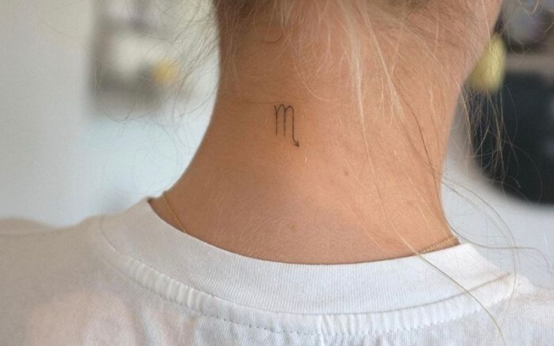 Hình xăm chữ M đơn giản nằm ở sau gáy là biệu thương ký hiệu của cung Thần Nông