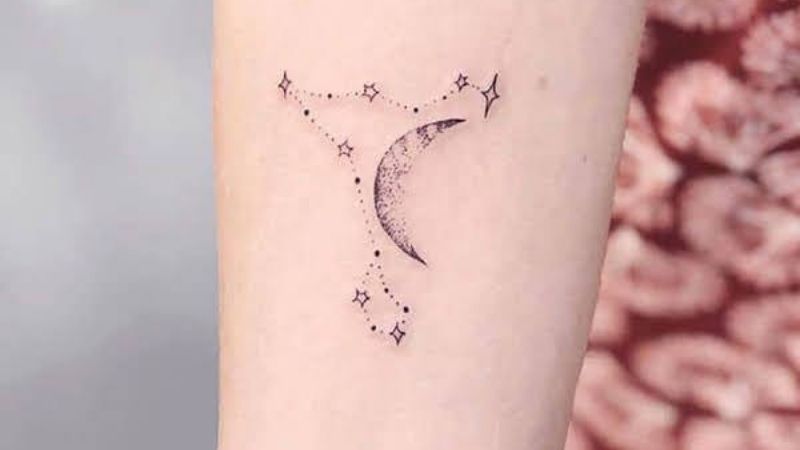 Hình xăm chòm sao Song Ngư đơn giản trên cánh tay