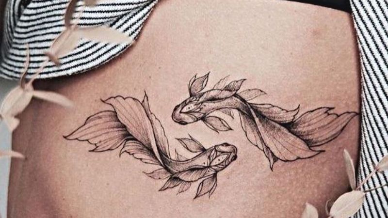 Hình xăm cung Song Ngư cặp cá nhẹ nhàng nữ tính ở bẹ sườn