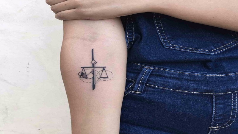 Hình xăm cán công lý mini ở tay