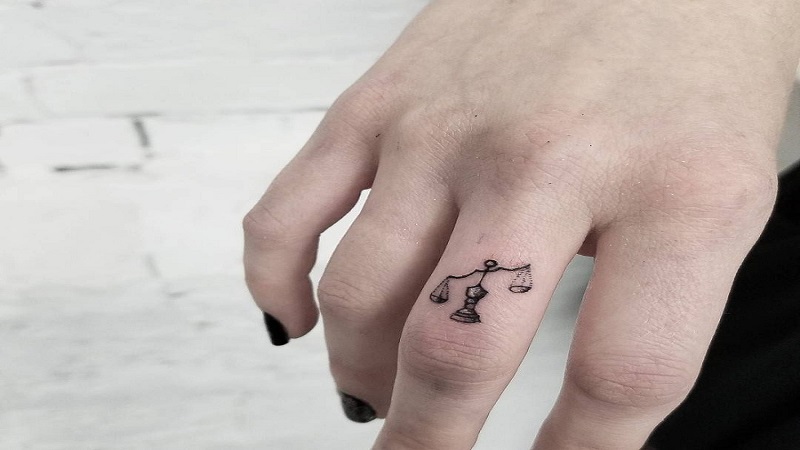Mẫu hình xăm Tattoo mini ở ngón tay