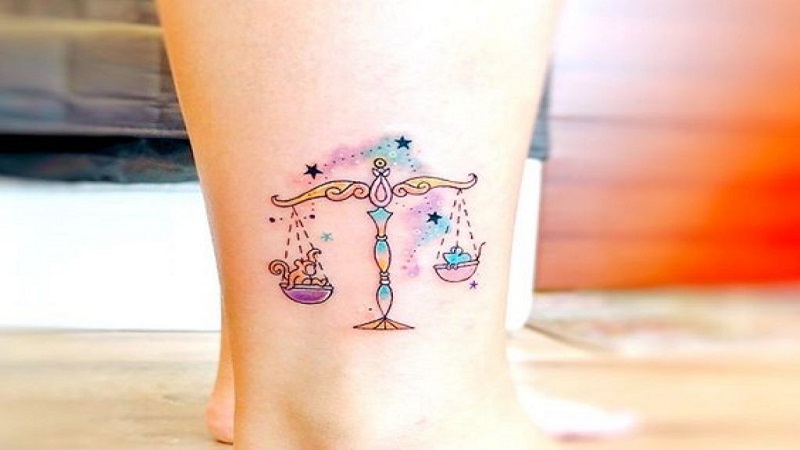 Tattoo cùng với ngôi sao, mặt trăng giản đơn nhưng phối màu đẹp mắt