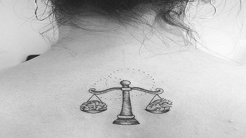 Hình xăm chòm sao cùng những món vật độc đáo