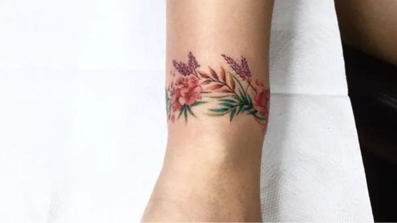 Hình xăm vòng tay hoa thể hiện sự nhẹ nhàng dành cho phái đẹp